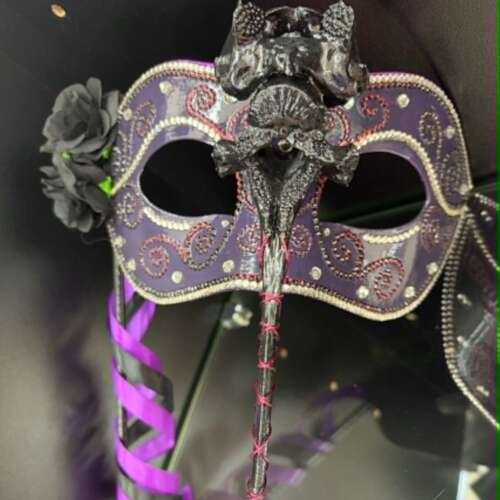 Masquerade mask with handle